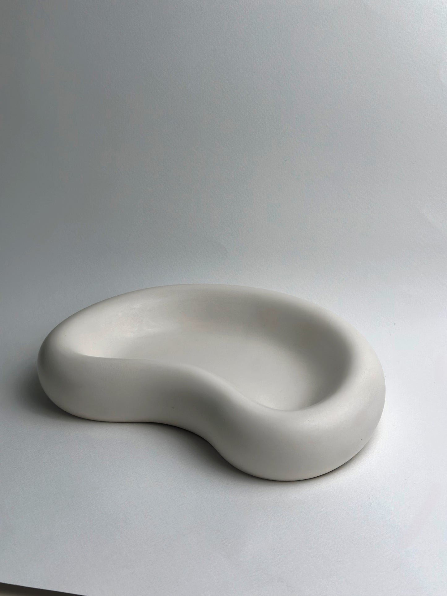 Organic Bean-Shaped Handmade Jesmonite Tray – Minimalist Decorative Catchall Dish