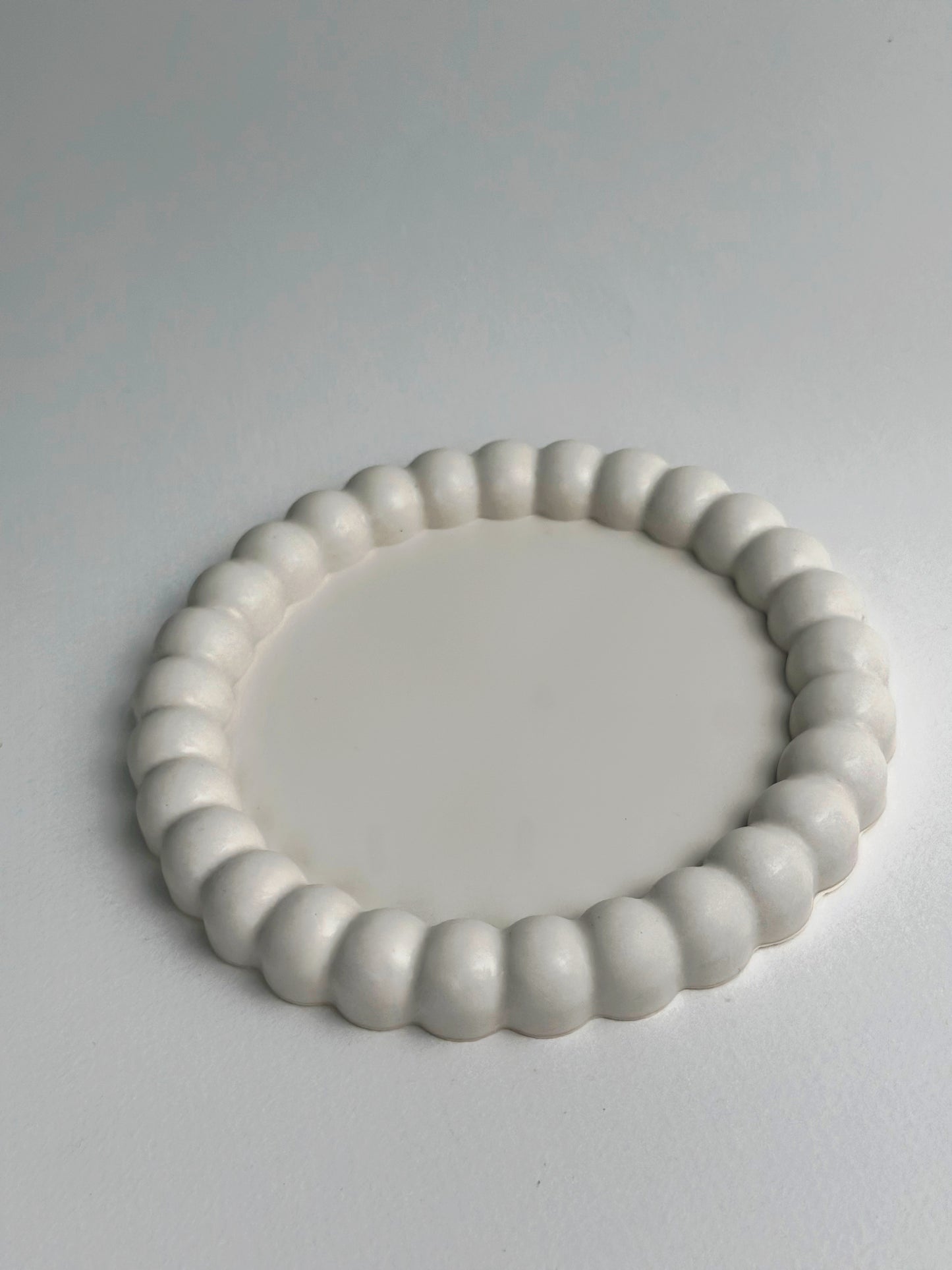 Handmade White Jesmonite Decorative Tray – Minimal Round Beaded Edge