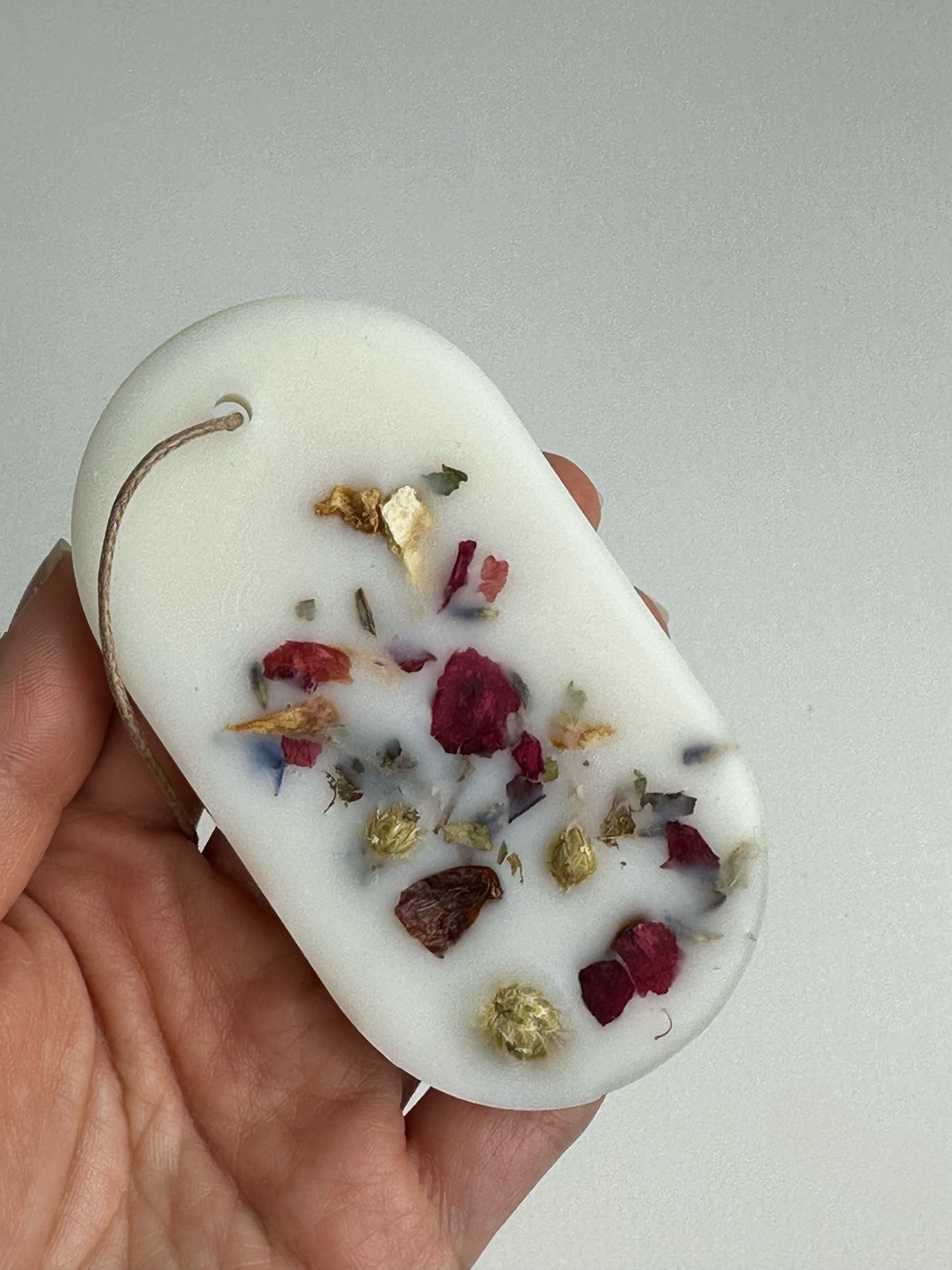 White Musk Wardrobe Freshener with Dried Flowers