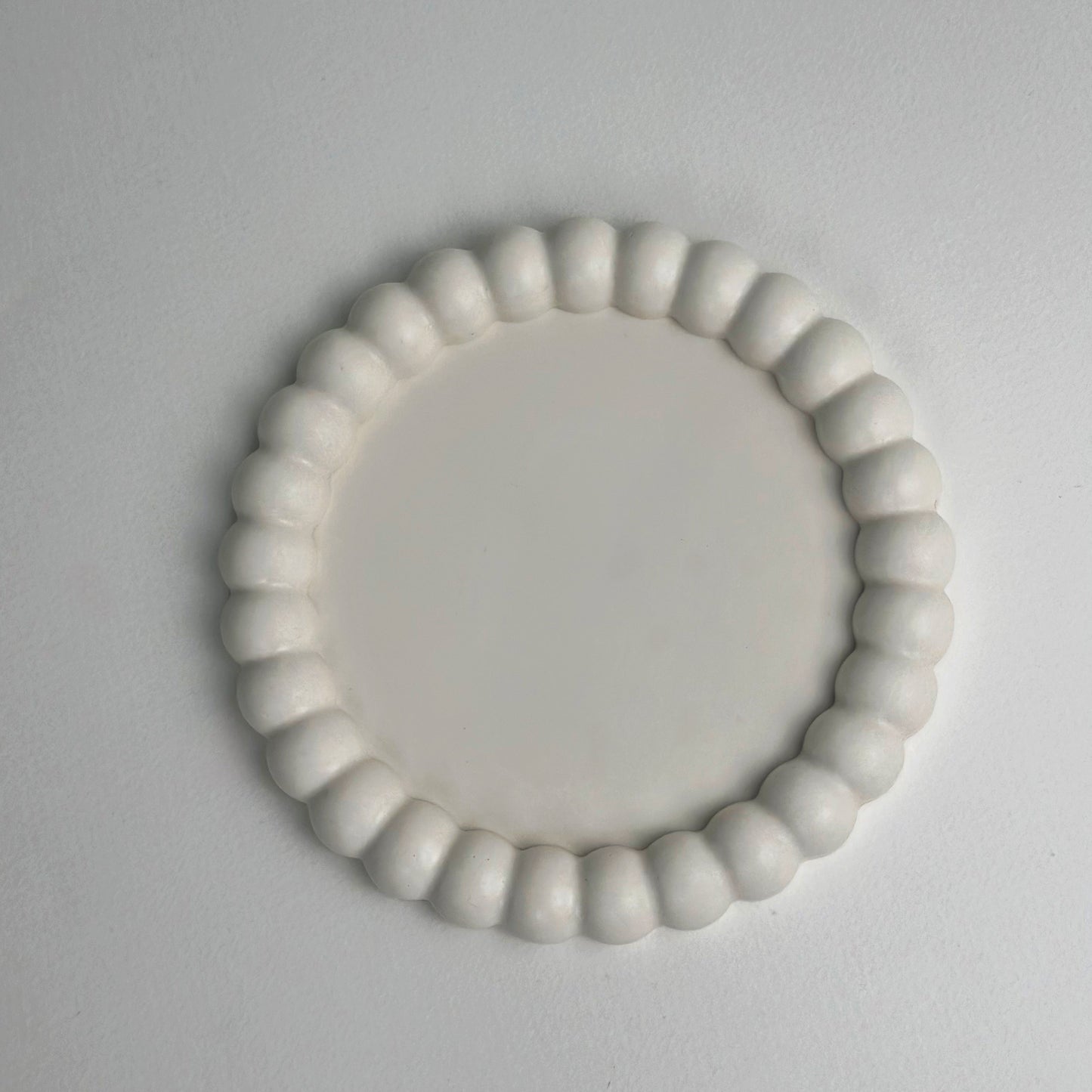Handmade White Jesmonite Decorative Tray – Minimal Round Beaded Edge