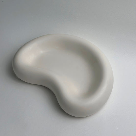 Organic Bean-Shaped Handmade Jesmonite Tray – Minimalist Decorative Catchall Dish
